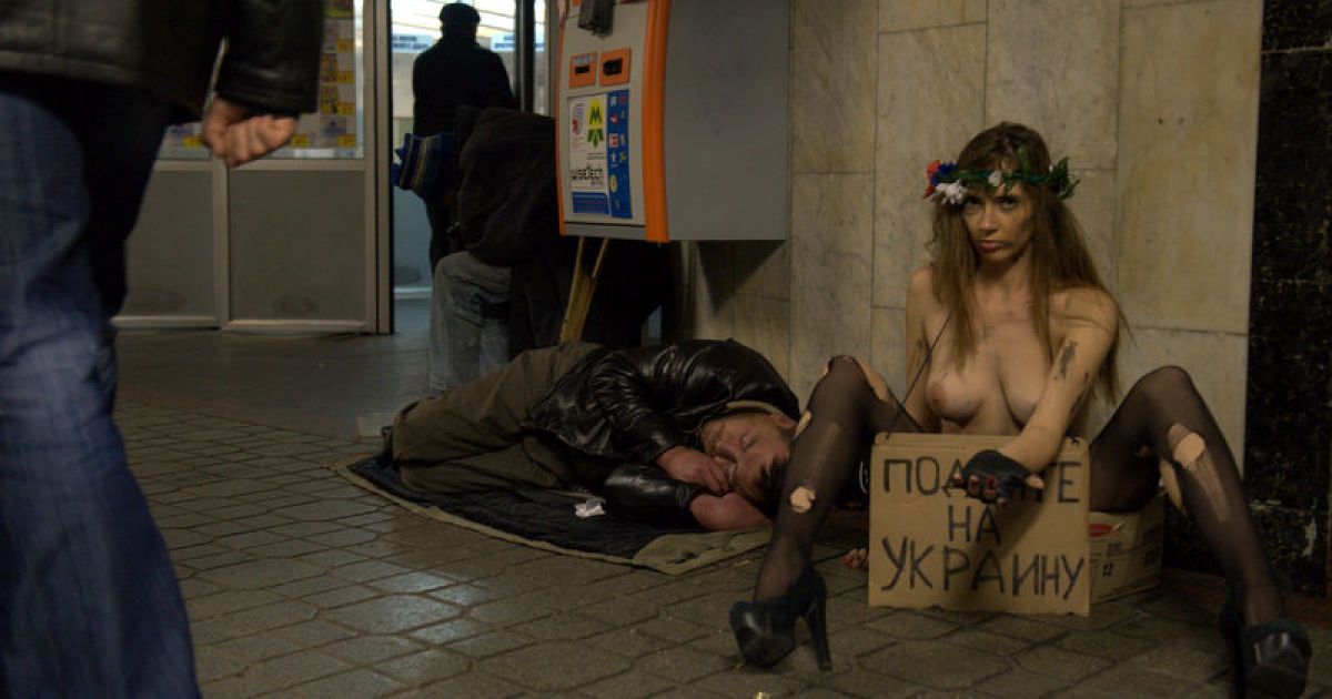 Жіночий рух FEMEN провів топлес-акцію "З миру по крихті - свобода Тимосі!" / © Жіночий рух FEMEN