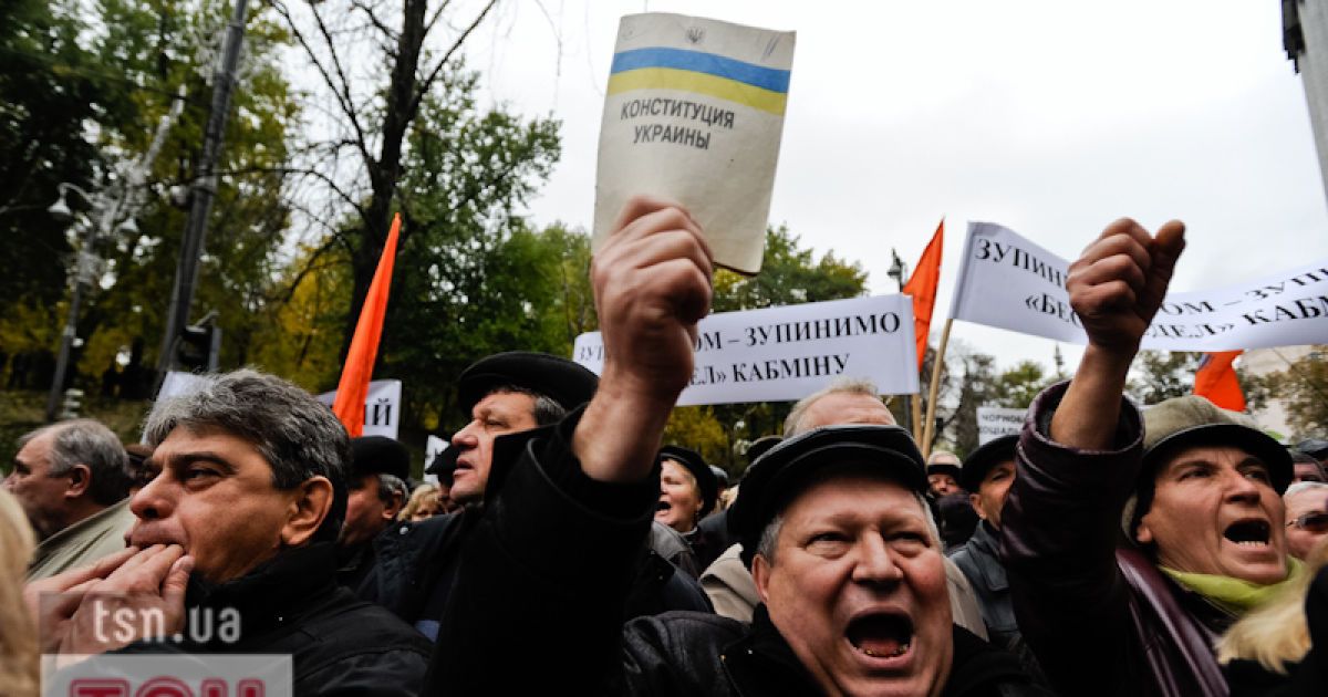 Близько 700 представників чорнобильських організацій провели акцію протесту під стінами Кабміну.