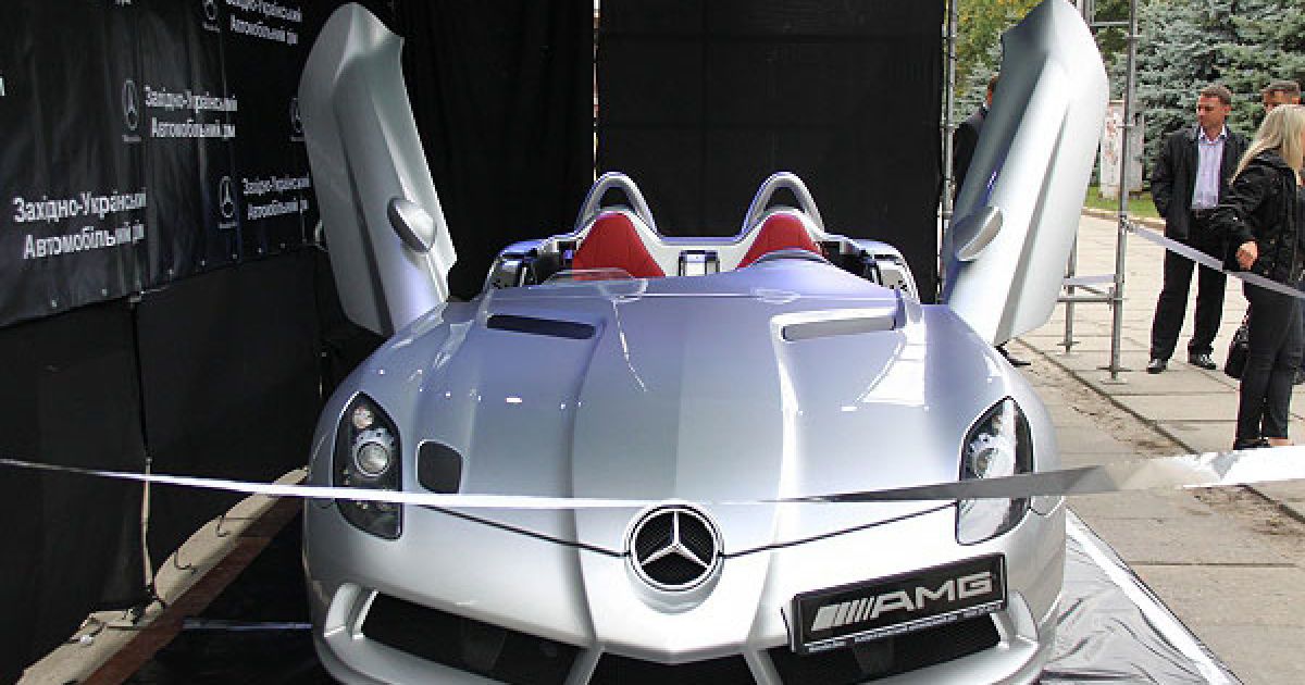 У Львові показали найдорожчий у світі автомобіль Mercedes-Benz SLR McLaren Stirling Moss / © Украинское Фото