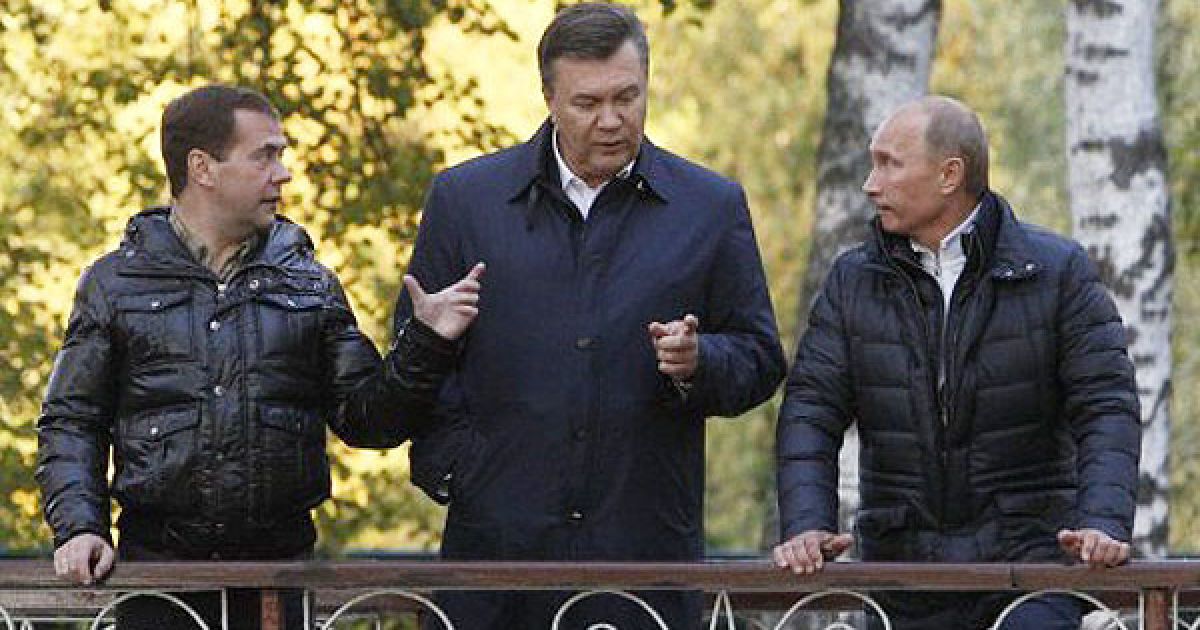 Після переговорів у приміщенні лідери країн зробили коротку прогулянку парком / © AFP