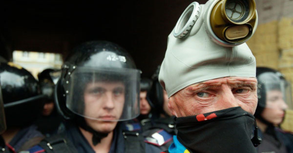 Під Печерським судом прихильники Тимошенко спробували заблокувати виїзд автозаку з нею. / © Украинское Фото