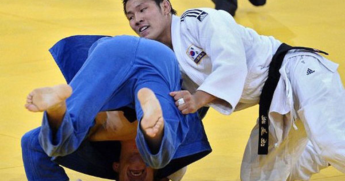 Франція, Париж. Російський спортсмен Іван Ніфонтов (синє кімоно) веде боротьбу з Кімом Джае-Бумом (Південна Корея) під час відбіркової зустрічі у ваговій категорії 81 кг на чемпіонаті світу з дзюдо. / © AFP