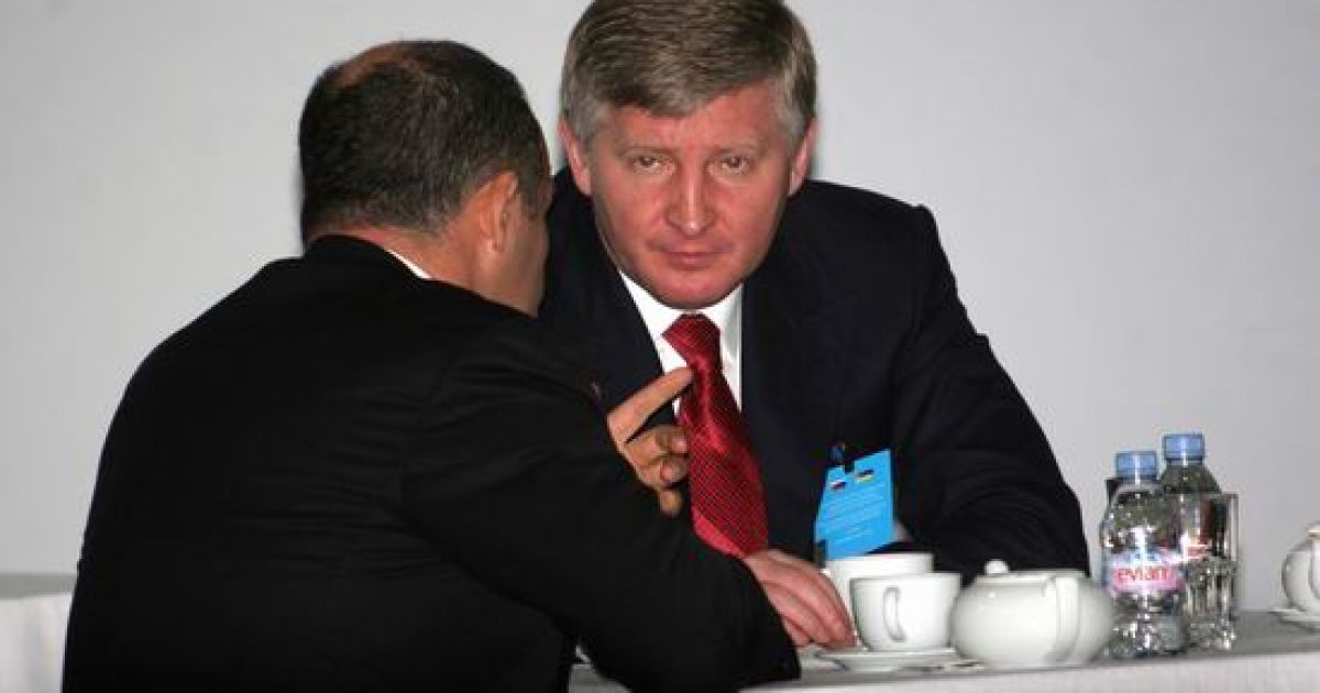 Рінат Ахметов і Віктор Пінчук усамітнились для приватної розмови / © Остров