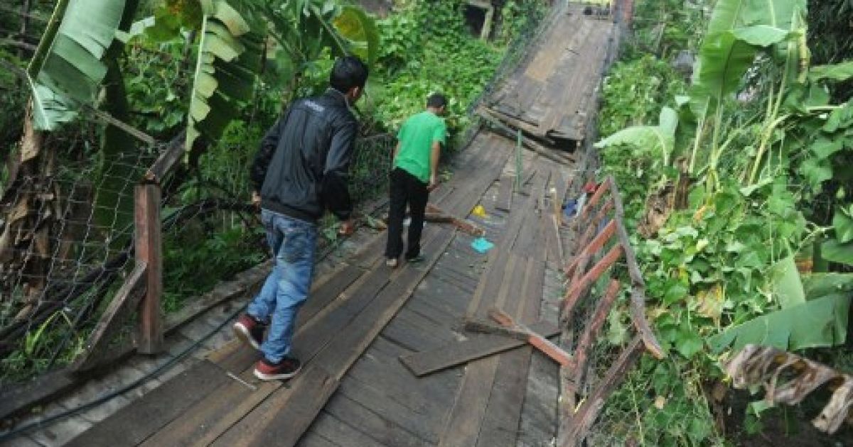 В результаті обвалення мосту під час політичного мітингу в Індії, щонайменше 34 людини загинули, більше 100 отримали поранення. / © AFP