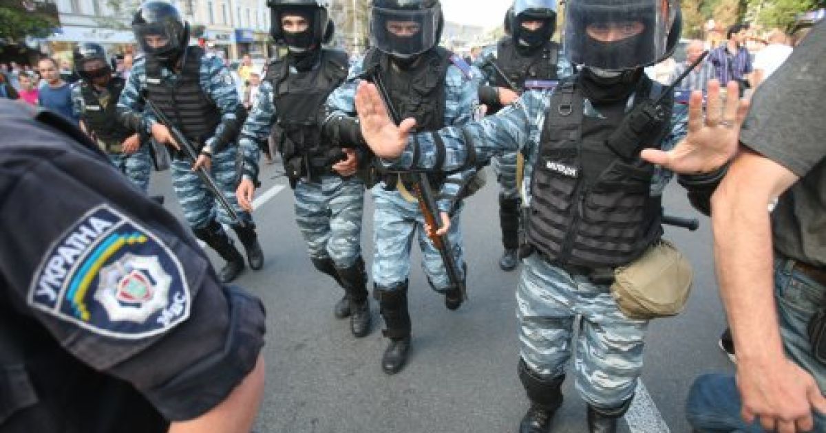 Під Печерським судом між прихильниками Тимошенко та беркутівцями виникла бійка / © УНІАН