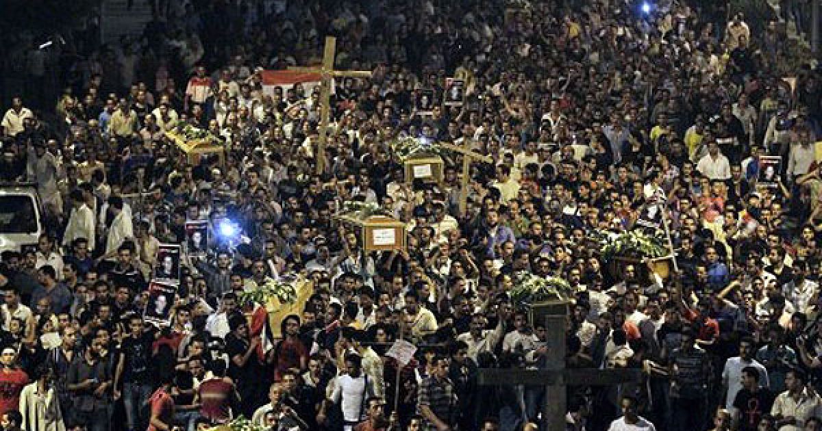 Єгипет, Каїр. Єгипетські християни-копти несуть труни із жертвами смертоносних зіткнень під час масового похорону в Каїрі 11. Більше 20 осіб, в основному християн, загинули під час зіткнень з єгипетськими силами безпеки. / © AFP