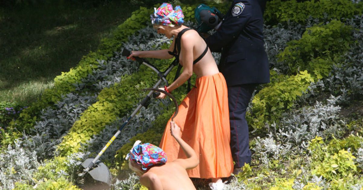 На День Незалежності жіночий рух FEMEN провів в центрі Києва топлес-акцію "День залежності" / © Жіночий рух FEMEN