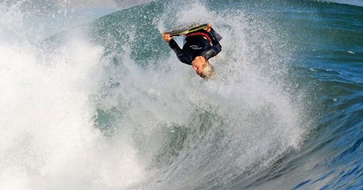 США, Ньюпорт Біч, штат Каліфорнія. Спортсмен долає високі хвилі на серфінгу у Ньюпорт Біч. / © AFP