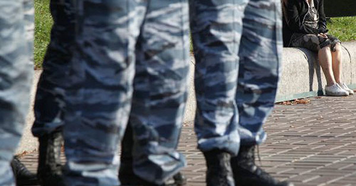 "Беркут" затримав учасників сутичкі, що виникла після демонтажу палаток пікетувальників перед будівлею Печерського суду в Києві. / © УНІАН