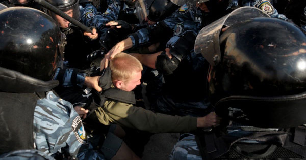 В Умані міліція жорстоко розігнала мітинг ВО "Свободи", раніше заборонений судом, більше 50 активістів були затримані. / © Украинское Фото