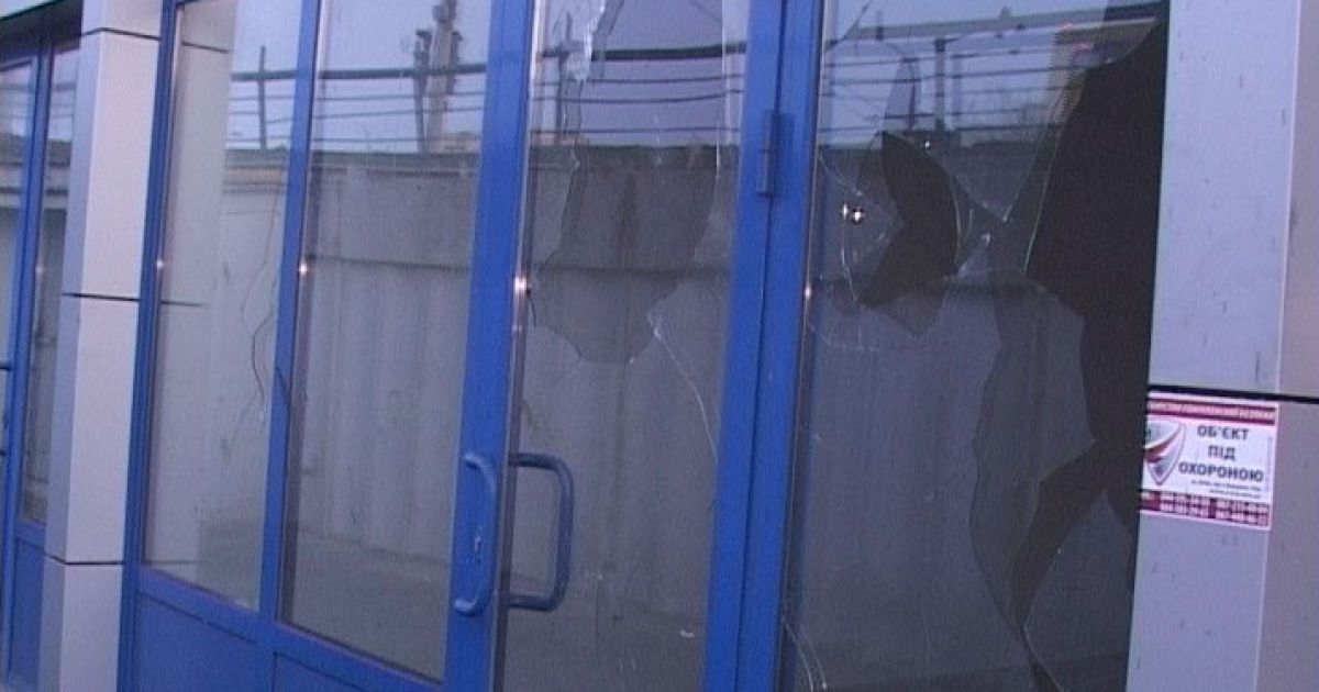 У Києві на з'їзді з Кільцевої іномарка злетіла в повітря і впала на людей. / © Магнолія-ТВ