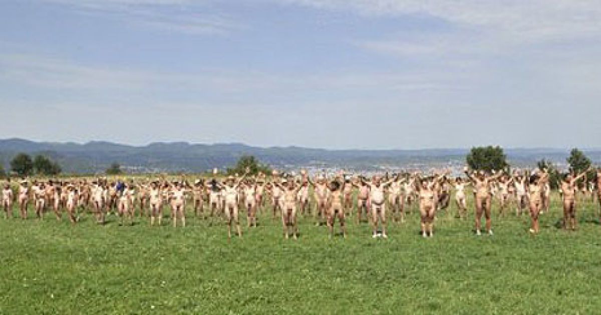 У Франції десятки людей взяли участь в оголеній акції протесту проти будівництва спіттєспалювального заводу / © AFP