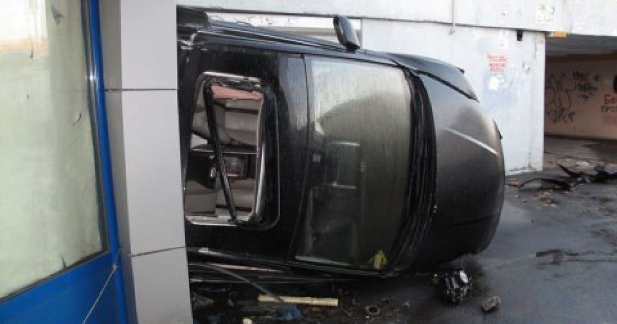 У Києві на з'їзді з Кільцевої іномарка злетіла в повітря і впала на людей. / © Сегодня