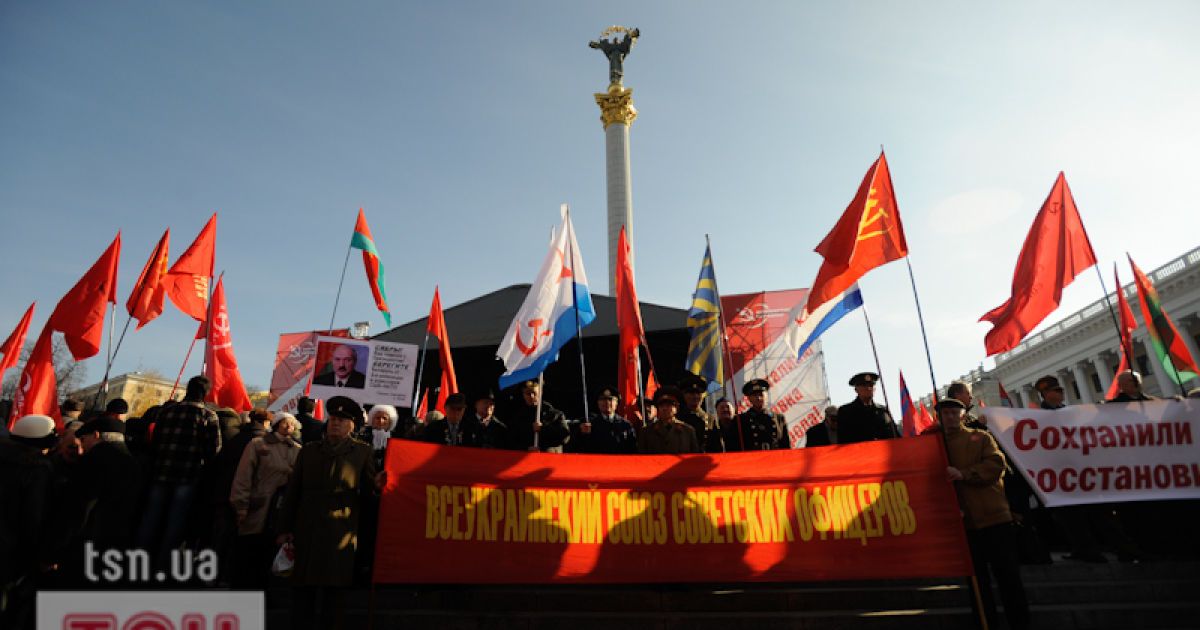 В Києві на святкуваннях з нагоди 94-ої річниці Жовтневої революції сталося кілька бійок між комуністами і "свободівцями".