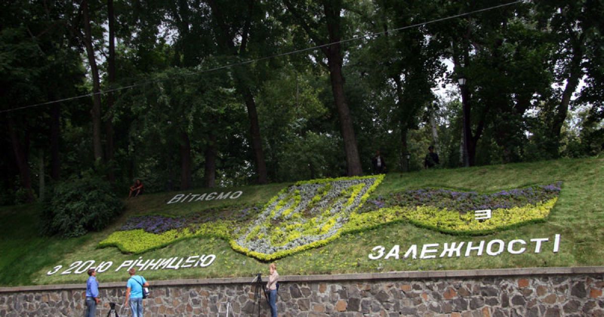 На День Незалежності жіночий рух FEMEN провів в центрі Києва топлес-акцію "День залежності" / © Жіночий рух FEMEN