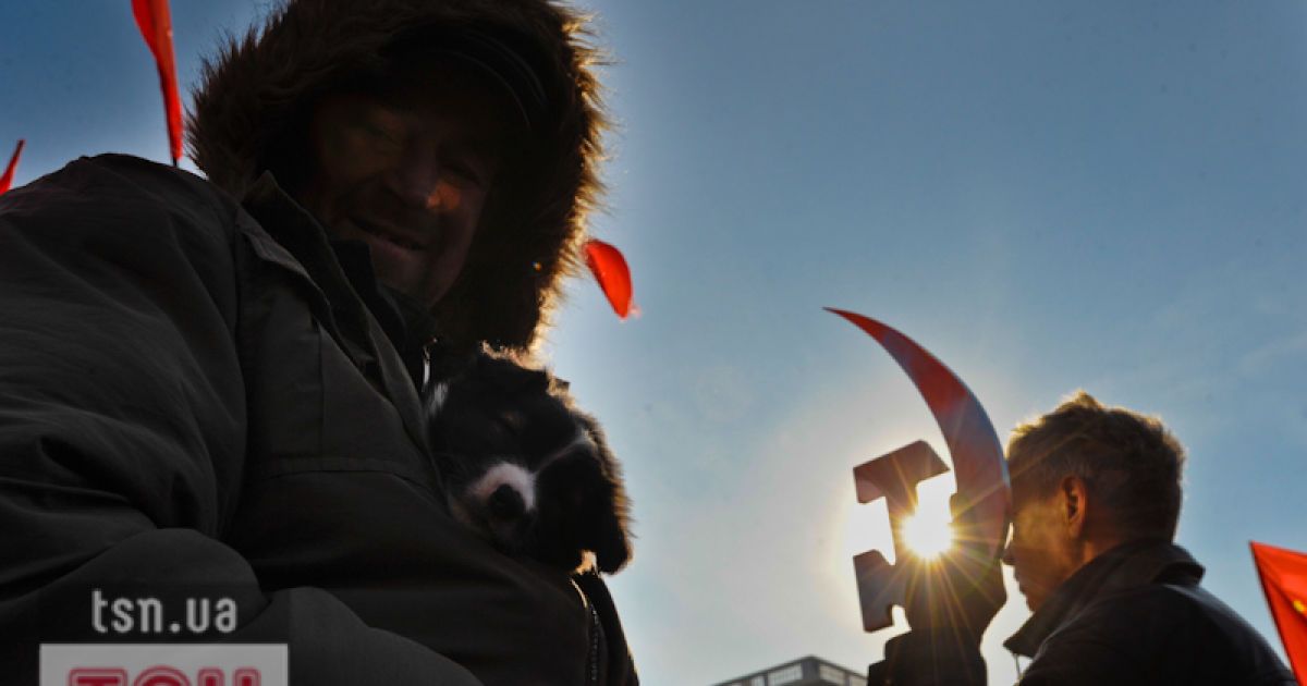 В Києві на святкуваннях з нагоди 94-ої річниці Жовтневої революції сталося кілька бійок між комуністами і "свободівцями".