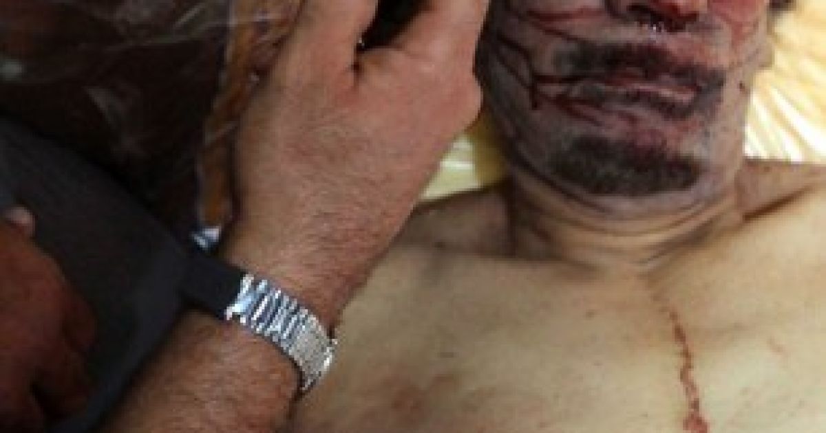 Працюючим в Лівії західним й арабським журналістам показали сьогодні убитого Муаммара Каддафі. / © AFP