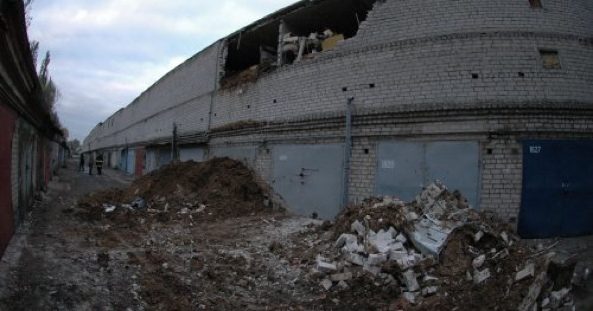 У Дніпрі зсув грунту розтрощив десятки гаражів та пошкодив підземний водопровід. / © УНІАН