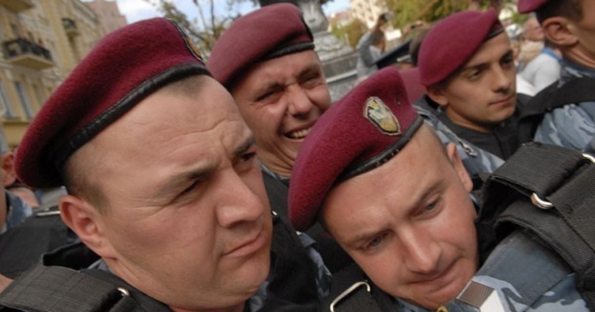 Під Печерським судом між прихильниками Тимошенко та беркутівцями виникла бійка / © tochka.net