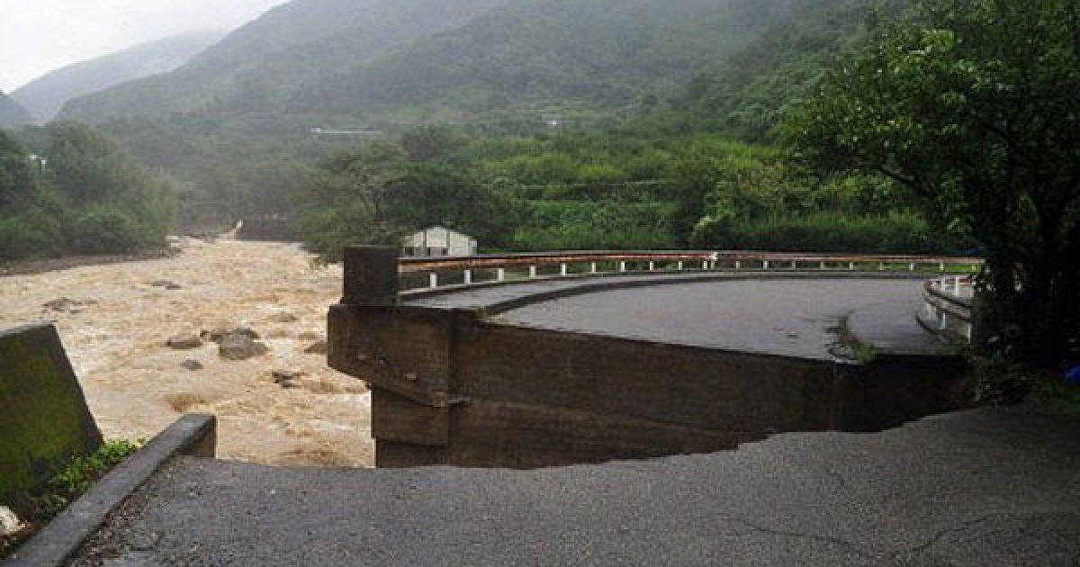 Тайфун "Талас" обрушився на південь Японії, десятки людей загинули і зникли безвісти / © AFP
