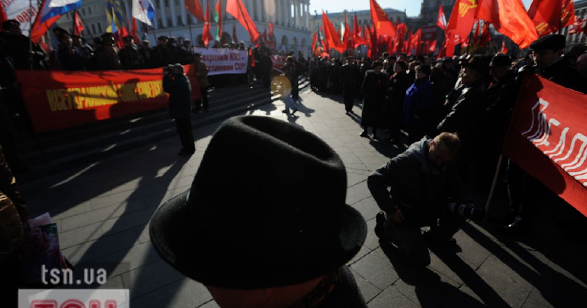 В Києві на святкуваннях з нагоди 94-ої річниці Жовтневої революції сталося кілька бійок між комуністами і "свободівцями".