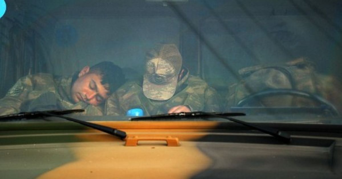 На сході Туреччини, де стався потужний землетрус, тисячі людей провели другу ніч під відкритим небом / © AFP