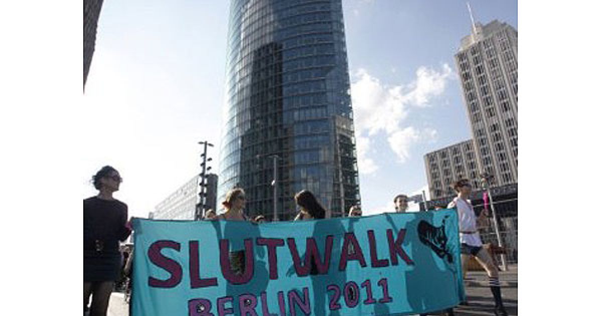 В Берліні (Німеччина) провели акцію протесту "Марш повій" ("Slutwalk"), під час якої десятки оголених жінок виступили проти сексуального насильства. / © AFP