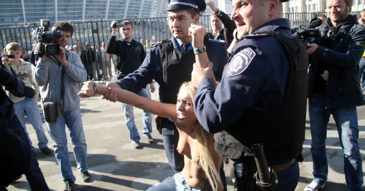 FEMENісток, які влаштували топлес-протест "Євро-угар 2012" проти перетворення України на "Бляділенд", затримала міліція. / © Жіночий рух FEMEN