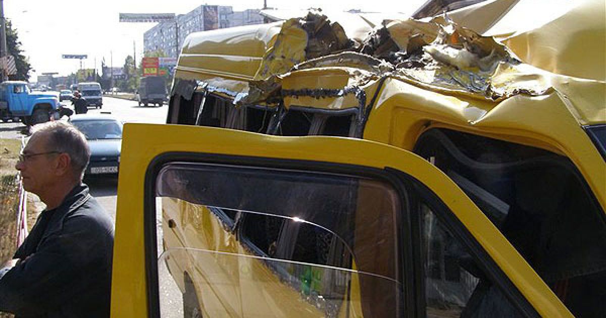 У Севастополі стріла крана впала на дах маршрутки / © sevnews.info
