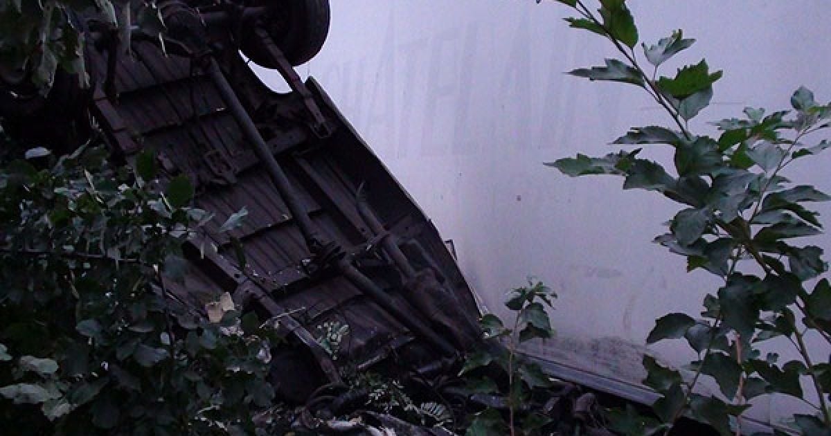 В результаті зіткнення мікроавтобуса і вантажівки на Чернігівщині, загинуло 10 людей, одну людину було госпіталізовано. / © ДАІ МВС