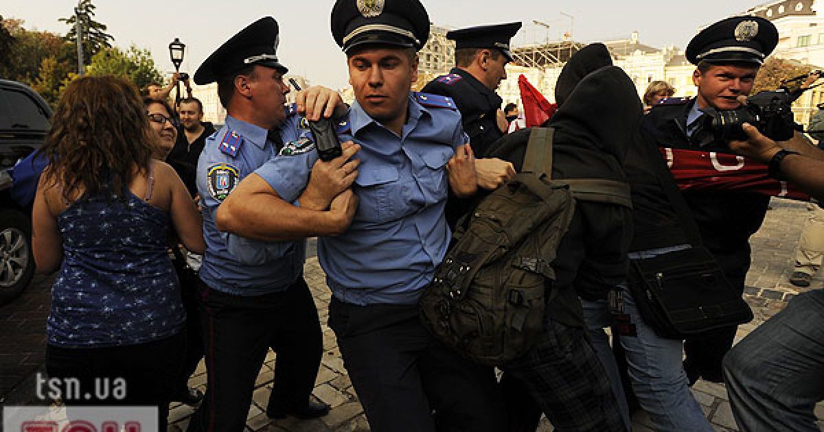 Близько 100 студентів провели мітинг проти політики Міносвіти на Європейській площі в Києві.