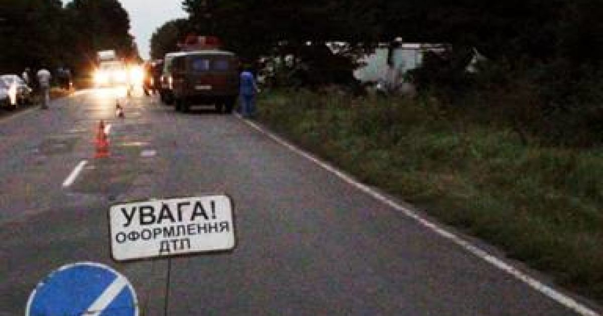 В результаті зіткнення мікроавтобуса і вантажівки на Чернігівщині, загинуло 10 людей, одну людину було госпіталізовано. / © МВС