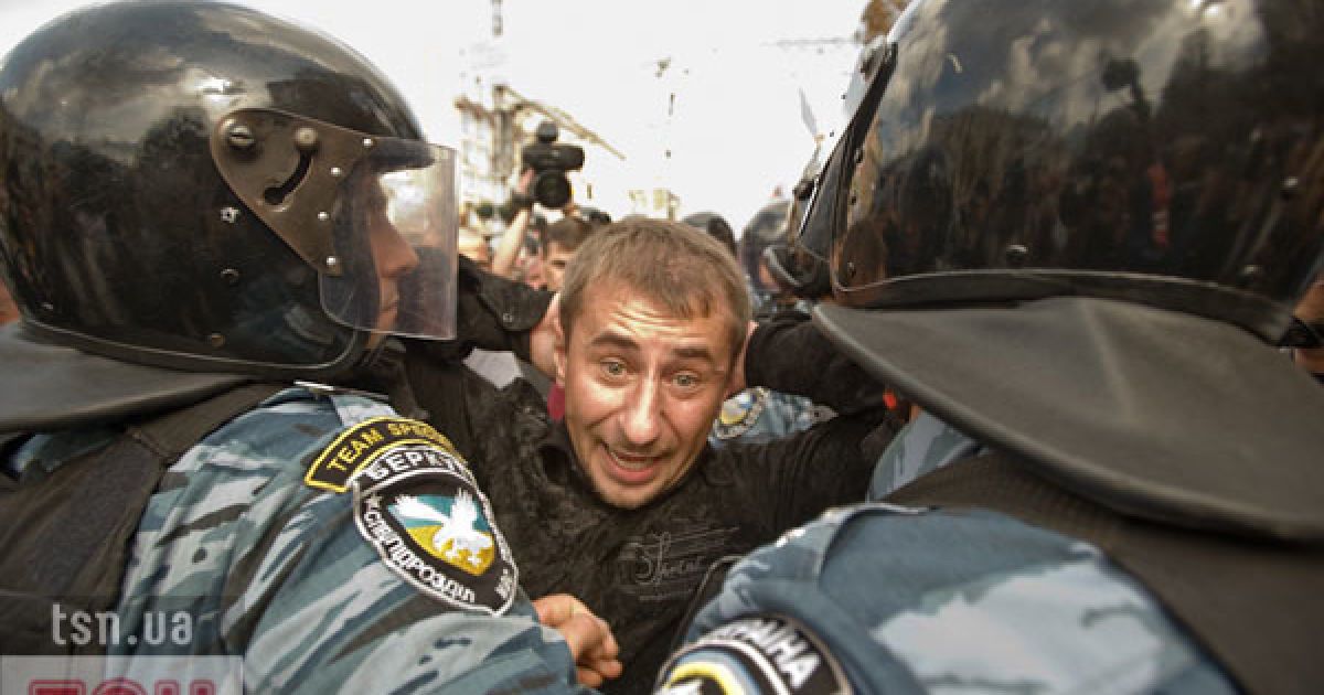Спецназ силою не дав прихильникам Тимошенко встановити намети навпроти Печерського суду на Хрещатику.