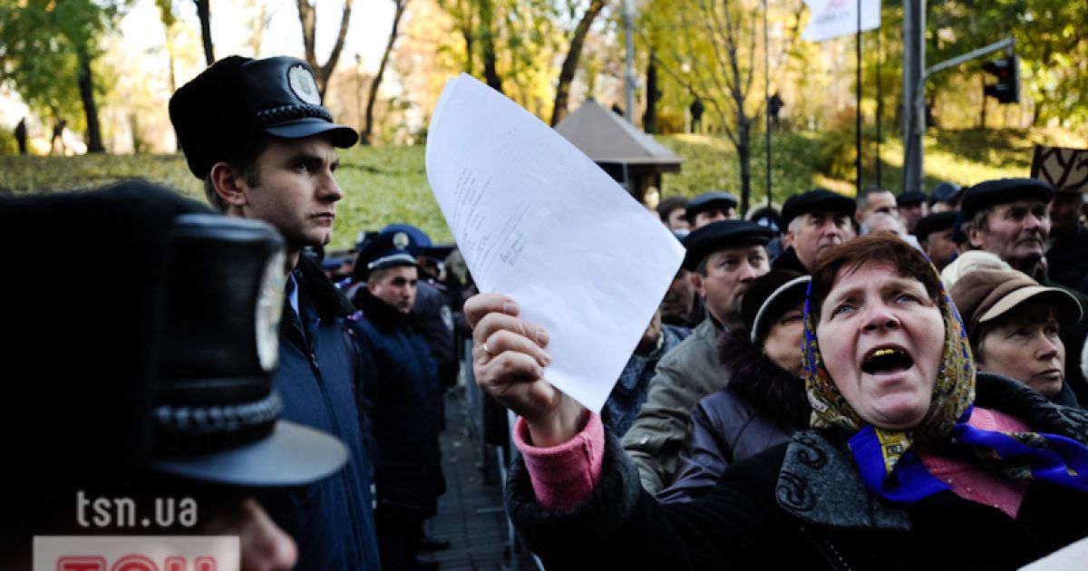 Сотні чорнобильців під Кабміном вимагають підняти їм пенсії