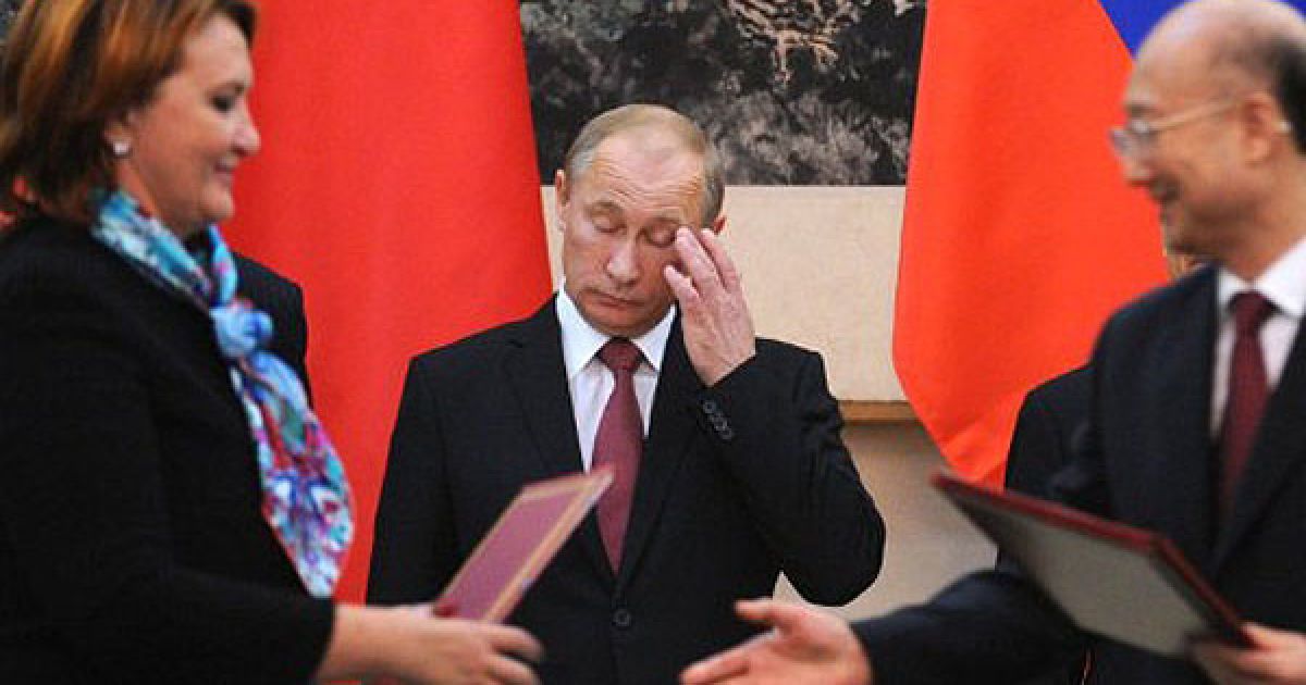 Китай, Пекін. Прем&#039;єр-міністр РФ Володимир Путін жестикулює під час церемонії підписання двосторонніх документів у Будинку народних зібрань в Пекіні. Путін прибув до Пекіна для переговорів із китайським керівництвом. / © AFP