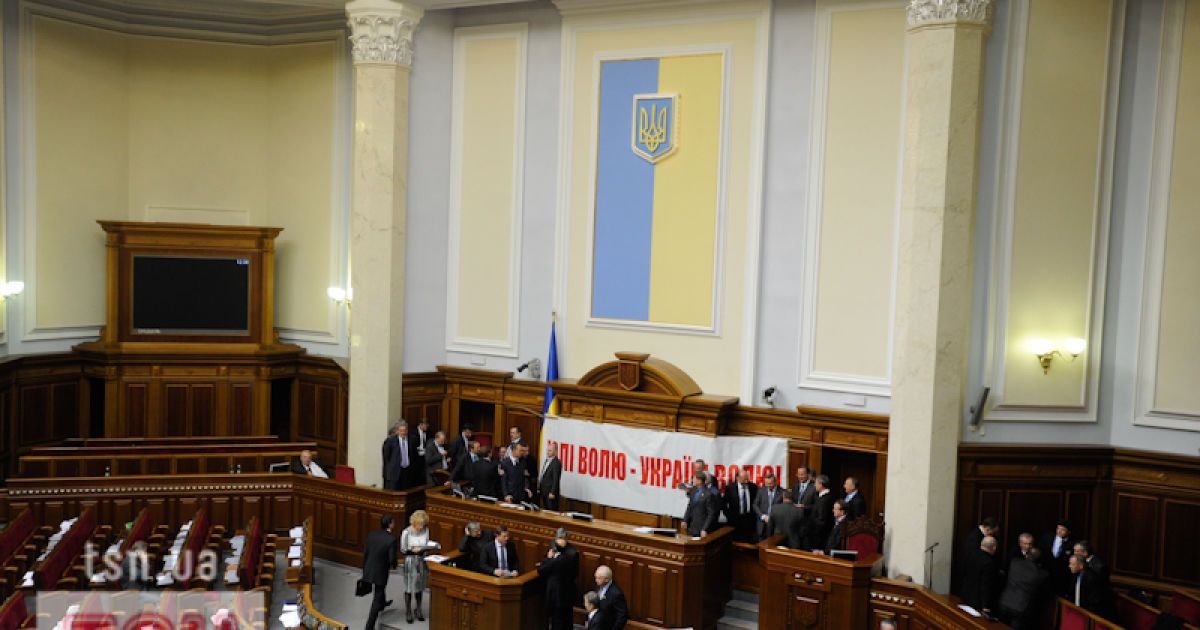 БЮТ заблокував трибуну Верховної ради та вимагає "Юлі &mdash; волю"