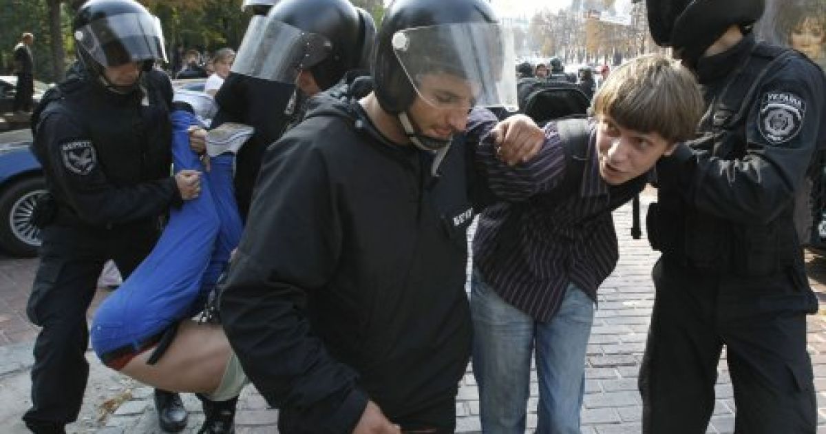 Бійці "Беркута" пакували студентів у автозаки в центрі Києва