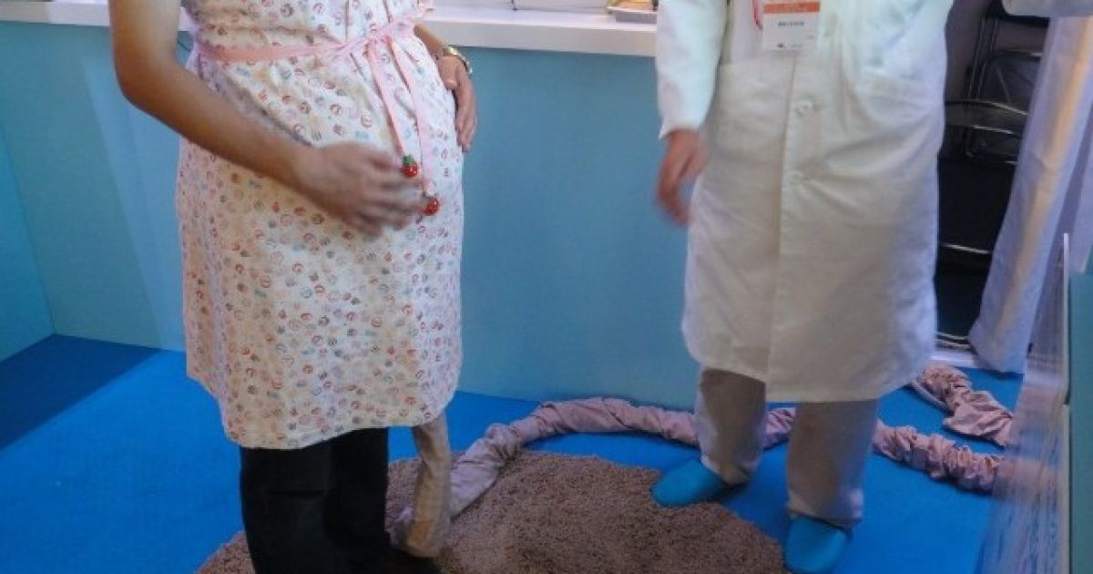 Японські винахідники створили симулятор вагітності, який на собі можуть випробувати не тільки жінки, а й чоловіки. / © DIgInfo TV