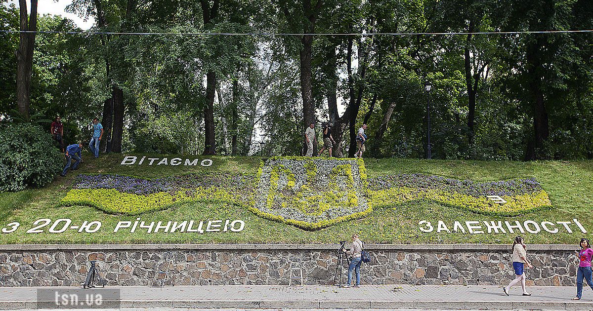 На День Незалежності жіночий рух FEMEN провів в центрі Києва топлес-акцію "День залежності"