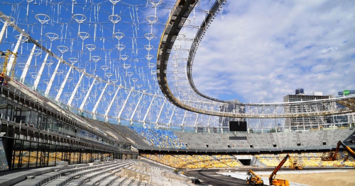 В Києві активно завершують реконструкцію НСК "Олімпійський": закінчують монтаж глядацьких сидінь та мембранного покриття. / © nsc-olymp.com