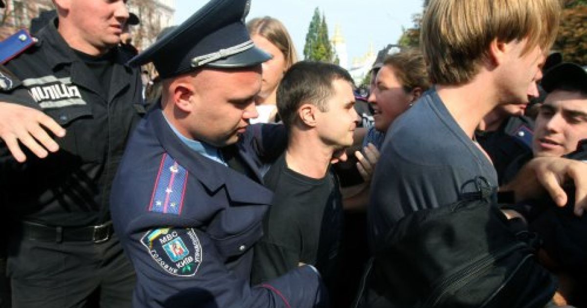 Бійці "Беркута" пакували студентів у автозаки в центрі Києва