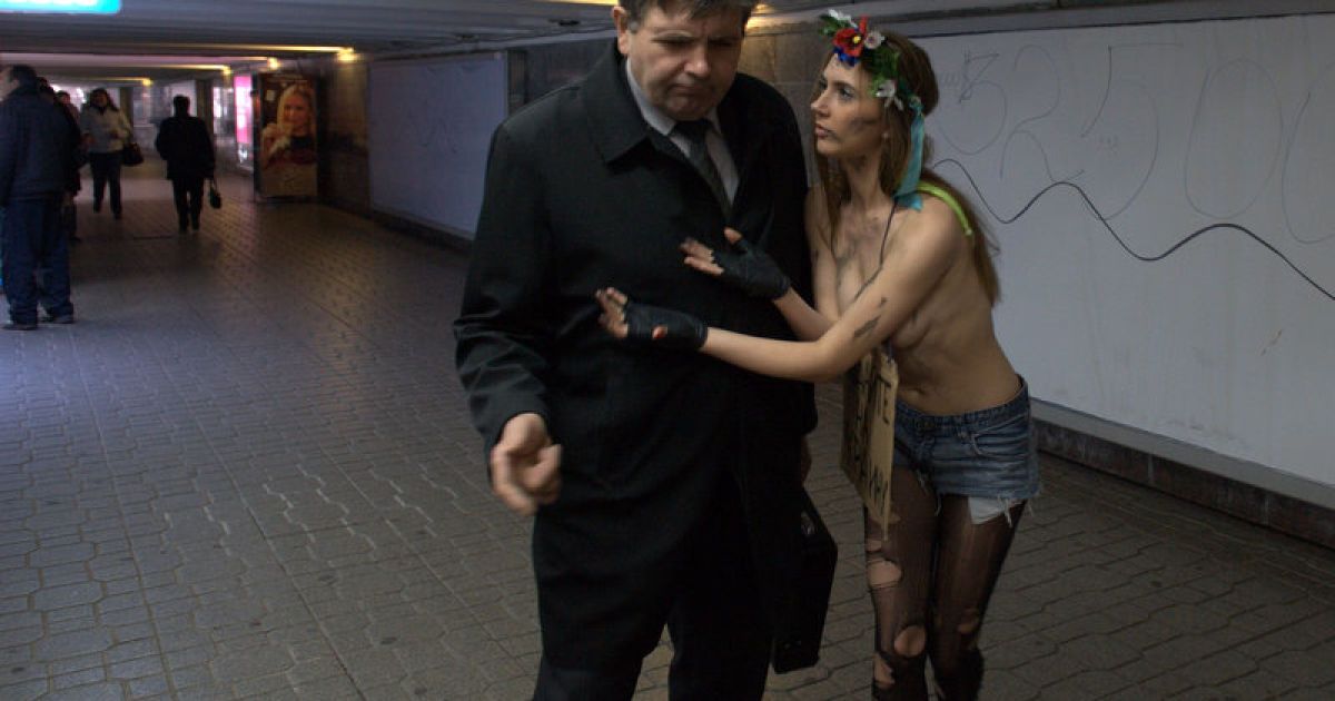 Жіночий рух FEMEN провів топлес-акцію "З миру по крихті - свобода Тимосі!" / © Жіночий рух FEMEN