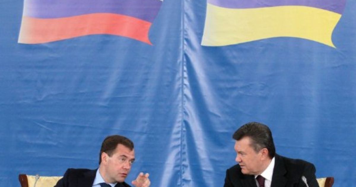 Україна, Донецьк. Президент Росії Дмитро Медведєв розмовляє з президентом України Віктором Януковичем під час участі в Українсько-Російському міжрегіональному економічному форумі в Донецьку. / © AFP