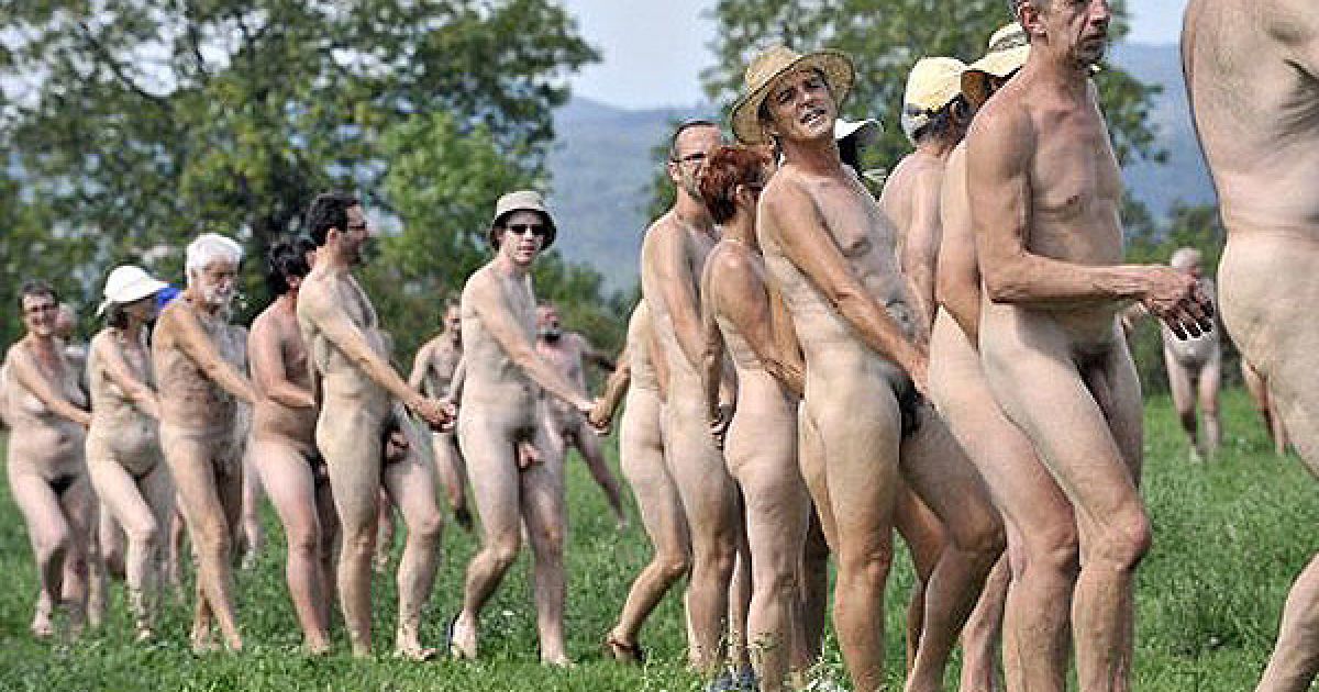 У Франції десятки людей взяли участь в оголеній акції протесту проти будівництва спіттєспалювального заводу / © AFP