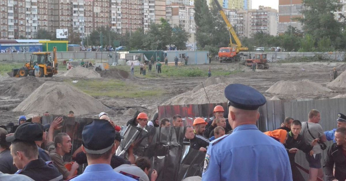 У київському мікрорайоні Троєщина під час зібрання громадян проти незаконної забудови на учасників акції несподівано напали охоронці з будмайданчику.