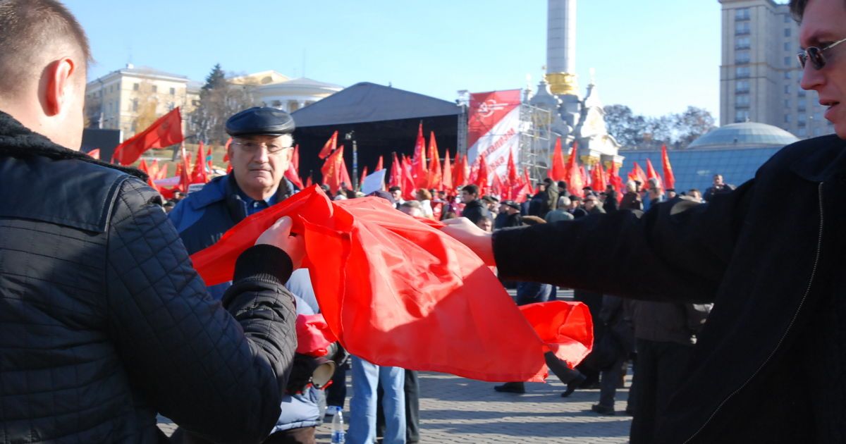 Активісти КУПР відібрали у комуністів, порвали і спалили червоний прапор / © Прес-служба ВГО "КУПР"