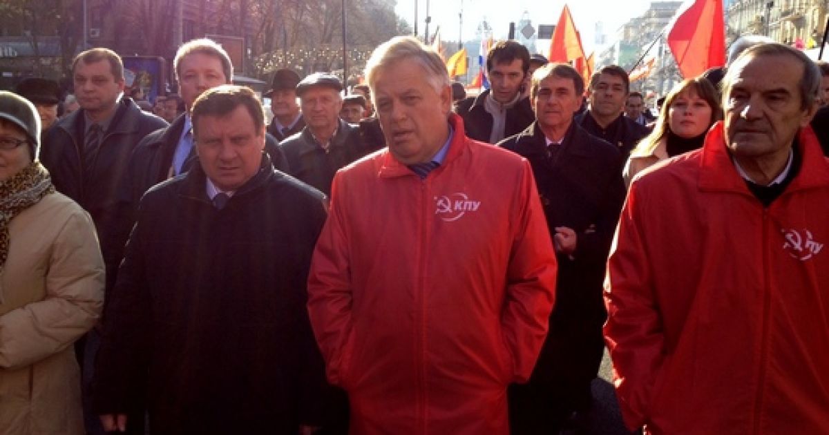 В Києві на святкуваннях з нагоди 94-ої річниці Жовтневої революції сталося кілька бійок між комуністами і "свободівцями". / © kpu.net.ua