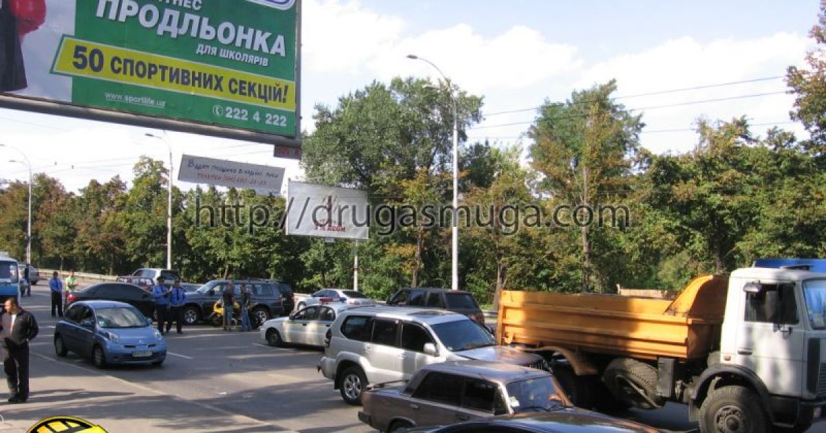 У Києві вантажівка, у якої відмовили гальма "влаштувала" масштабне ДТП за участю 9 машин. / © Друга Смуга