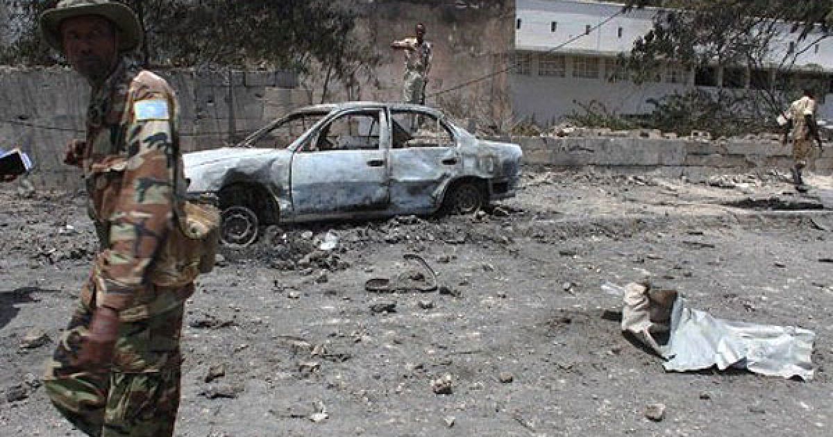 Сомалі, Могадішо. Солдат проходить повз місце вибуху, який здійснив смертник на вулиці столиці. В результаті вибуху загинули щонайменше 57 осіб. / © AFP