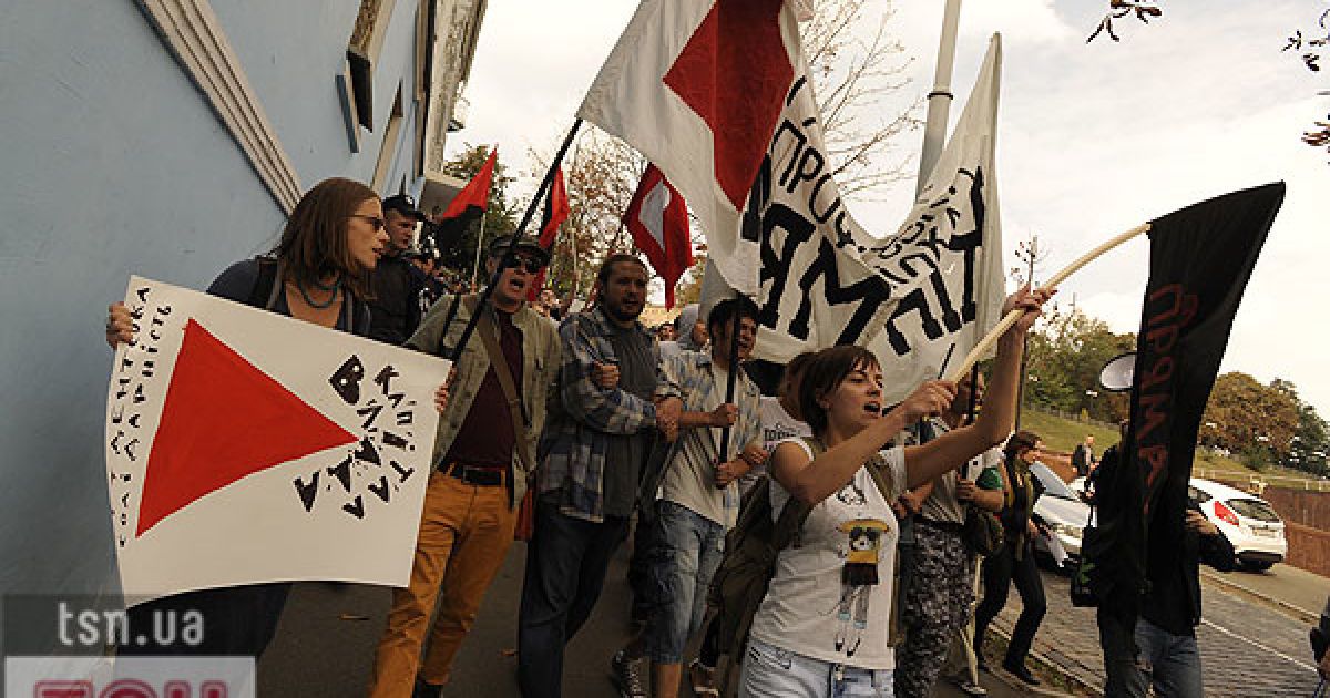 Правоохоронці погодилися випустити студентів з оточення на виході з Михайлівської площі й дозволити їм пройти вулицею Трьохсвятительською до будівлі "Українського дому".